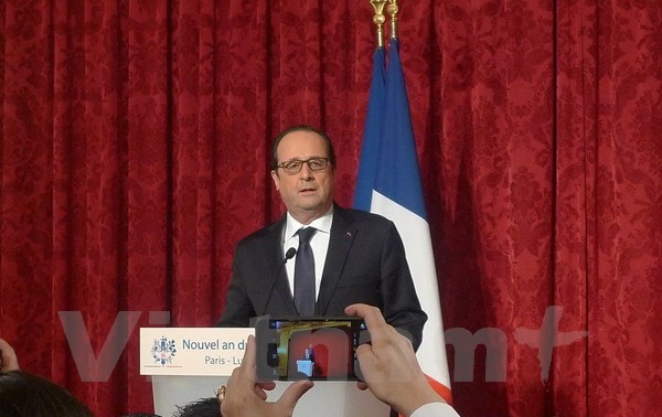 Президент Франции встретился с представителями азиатской диаспоры