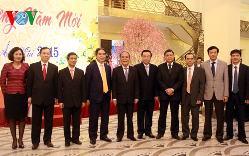 Председатель НС СРВ поздравил сотрудников Канцелярии НС СРВ и Госбанка Вьетнама с новым годом