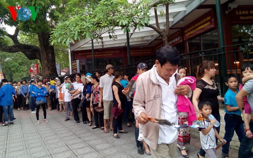 В праздничные дни достопримечательности Ханоя привлекают туристов 
