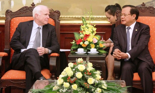 Секретарь парткома г.Ханоя Фам Куанг Нги принял сенатора США Джона Маккейна