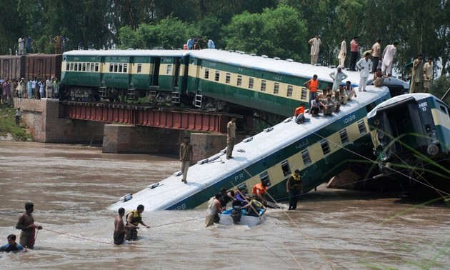 СМИ: число жертв крушения поезда в Пакистане возросло до 19 человек