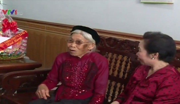 Вице-президент СРВ Нгуен Тхи Зоан вручила подарки инвалидам войны
