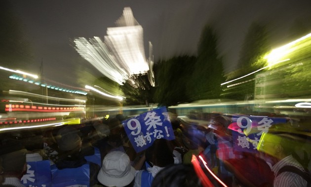Японская оппозиция блокирует парламент, протестуя против законопроекта о силах самообороны