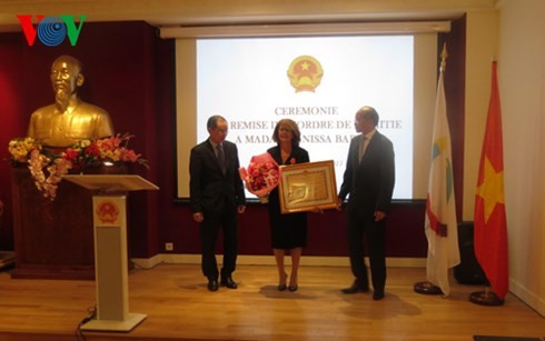 Посольство СРВ вручило орден Дружбы бывшему директору канцелярии МОФ в АТР