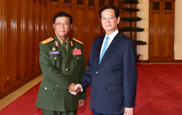 Премьер Вьетнама принял главнокомандующего Лаосской народной армии
