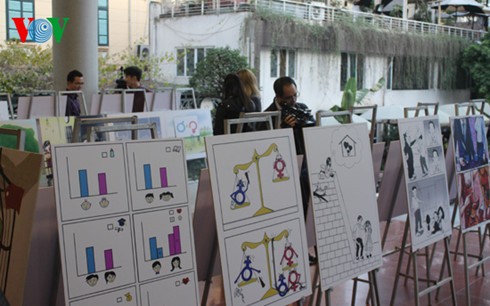 В Ханое открылась выставка карикатур на тему гендерного равенства