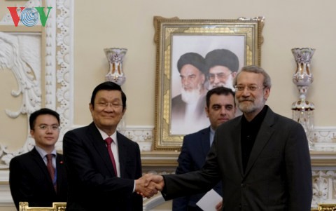Президент СРВ встретился со спикером Парламента и председателем Совета по целесообразности Ирана