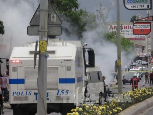 При взрыве автомобиля в Стамбуле ранены пять человек