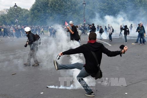 Протесты против трудовой реформы в Париже переросли в столкновения с полицией 