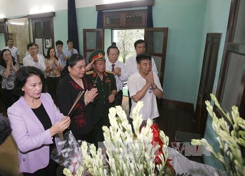Нгуен Тхи Ким Нган зажгла благовония в память о президенте Хо Ши Мине