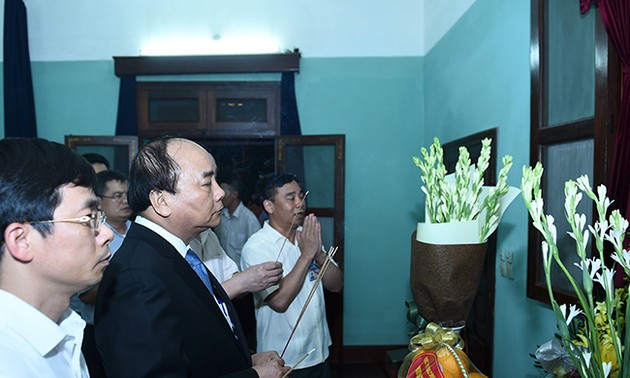 Нгуен Суан Фук зажёг благовония в память о президенте Хо Ши Мине