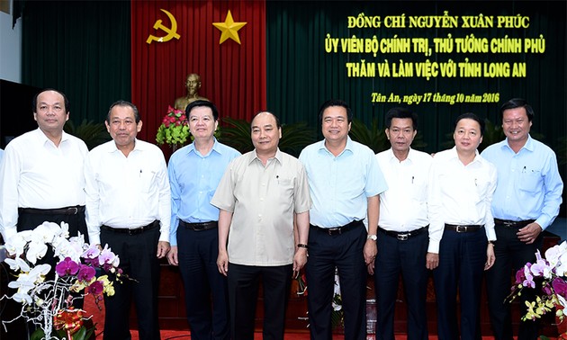 Нгуен Суан Фук потребовал активизации реструктуризации экономики в провинции Лонган