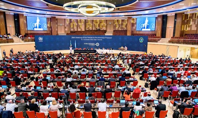 Почти 200 стран на переговорах в Руанде решили сократить выбросы парниковых газов