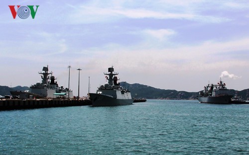 Отряд из трех кораблей ВМС КНР посещает порт Камрань