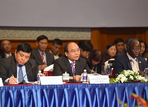Премьер-министр Нгуен Суан Фук принял участие во Вьетнамском бизнес-форуме