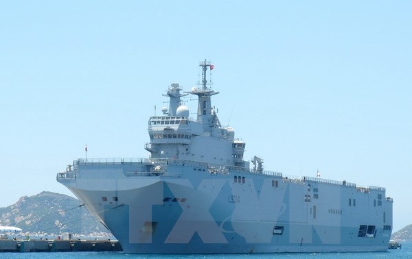 Делегация ВМС Франции посещает город Хошимин