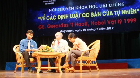 Лауреат Нобелевской премии по физике Герард Хоофт встретился с вьетнамскими любителями науки