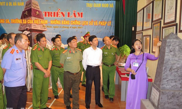 В провинции Ханам состоялась выставка, посвящённая суверенитету Вьетнама над Хоангша и Чыонгша  