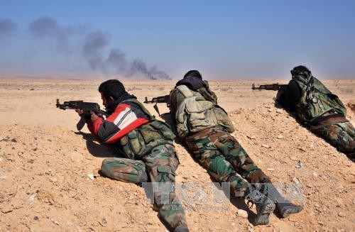 Сирийские войска окружают захваченный боевиками ИГ Эль-Карьятейн