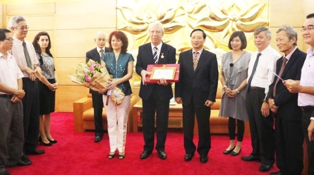 Посол Болгарии во Вьетнаме получил памятную медаль «Ради мира и дружбы между народами»