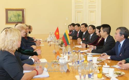 Вице-президент СРВ Данг Тхи Нгок Тхинь продолжает свой визит в Литву 