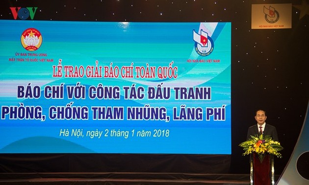 Во Вьетнаме впервые вручена премия «Роль прессы в борьбе с коррупцией и расточительством»