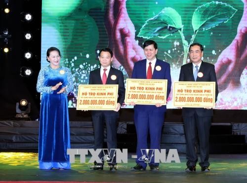 Нгуен Тхи Ким Нган приняла участие в программе оказания помощи малоимущим людям