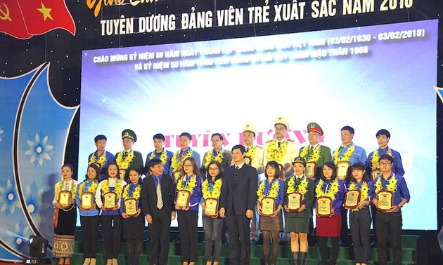 Вьетнамская молодежь стремится вступать в ряды Компартии