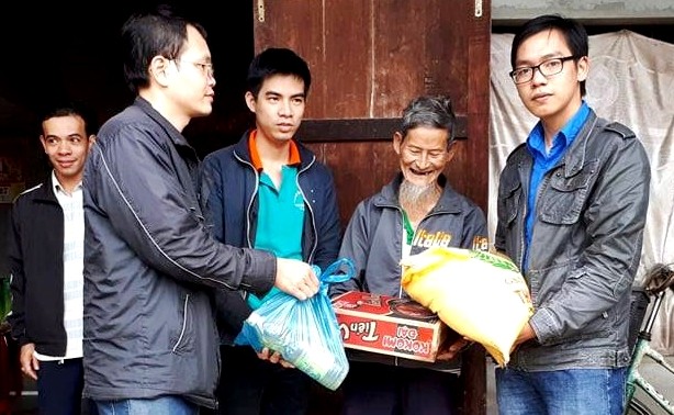 Новогодние подарки малоимущим людям в провинции Куангнам