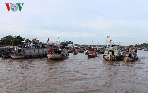 В праздничные дни туристические места во Вьетнаме привлекли многочисленных посетителей