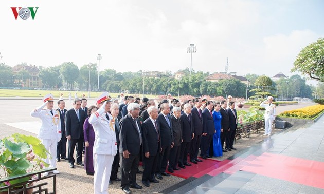 Руководители партии и государства Вьетнама посетили Мавзолей Хо Ши Мина 