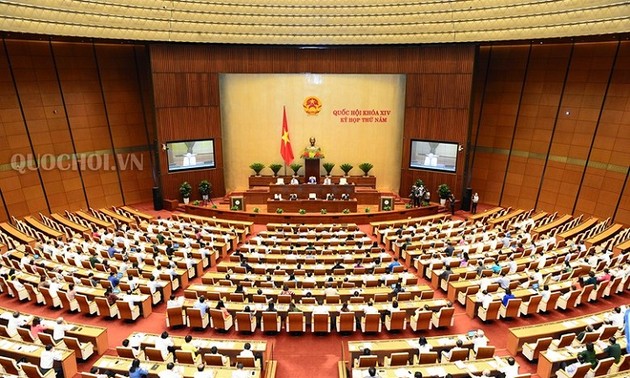 Депутаты парламента Вьетнама обсуждают вопросы социально-экономического развития