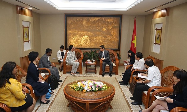Вице-премьер Ву Дык Дам принял директора Глобальной программы по борьбе с туберкулезом
