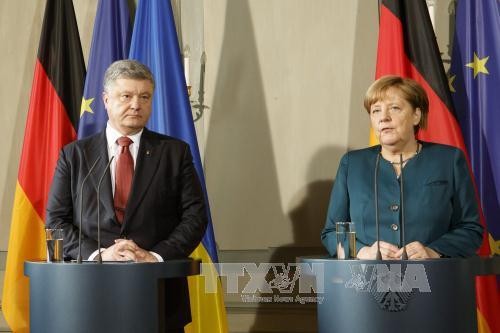 Порошенко и Меркель обсудили по телефону ситуацию в Донбассе