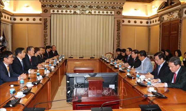 Руководитель города Хошимина принял председателя Федерации корейской промышленности 