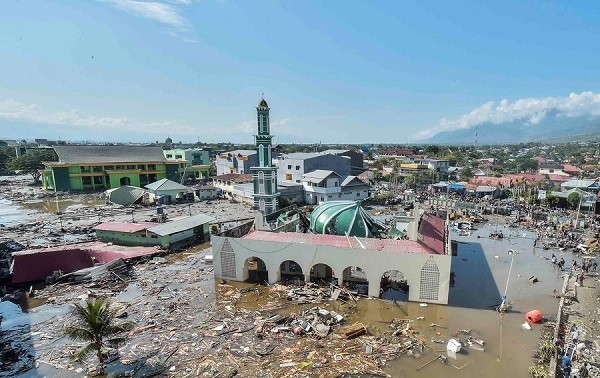 Цунами разрушило индонезийский прибрежный город 