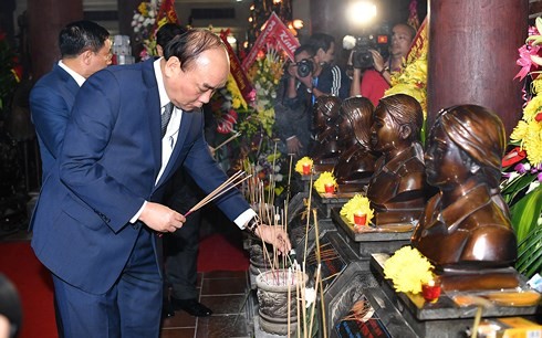 Премьер-министр Нгуен Суан Фук принял участие в церемонии празднования 50-й годовщины победы на земле Чуонгбон