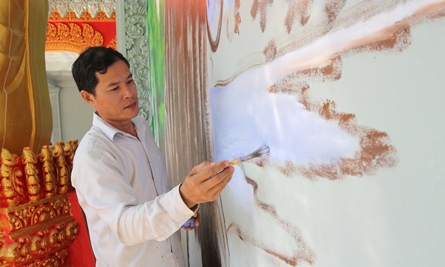Встречаемся с мастерами по созданию картин на стенах в кхмерских пагодах в провинции Шокчанг