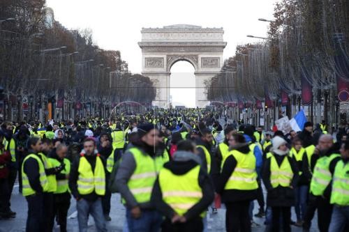 Протесты «желтых жилетов» в Париже показывают проблемы страны