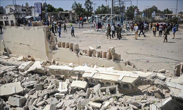 Число погибших в результате взрывов в столице Сомали возросло до 20 человек