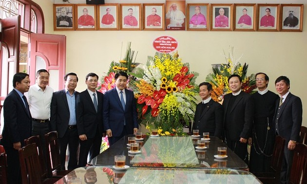 Местные власти Вьетнама поздравили католиков с Рождеством 