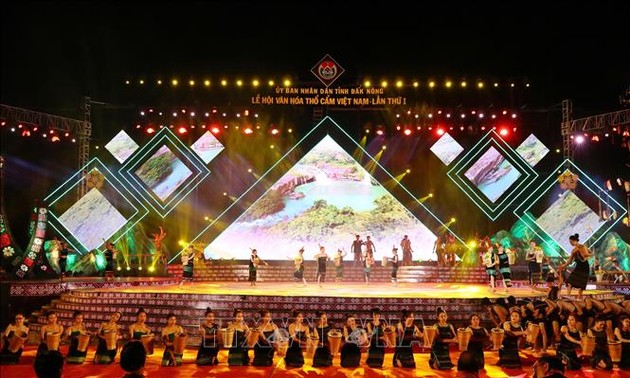 Открылся 1-й фестиваль народного промысла по изготовлению разноцветных домотканных изделий Вьетнама