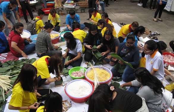 Знакомство иностранных студентов с вьетнамским традиционным вьетнамским праздником