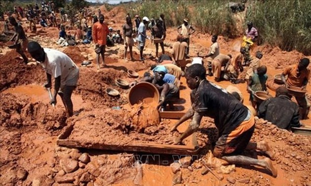 В Зимбабве ищут золотоискателей, которых затопило в шахтах