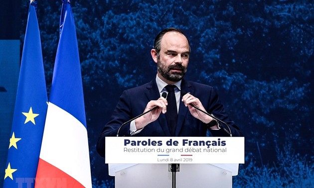 Премьер-министр Франции призвал к снижению налогов, чтобы успокоить «желтых жилетов»