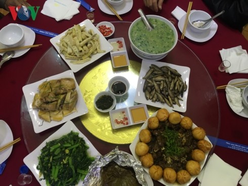 Блюда из рыбы на ручье «Так» в уезде Фуиен провинции Шонла