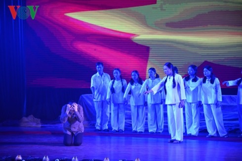 Спектакль «Огненный цветок Чуонгбон» затронула зрителей на западе Вьетнама