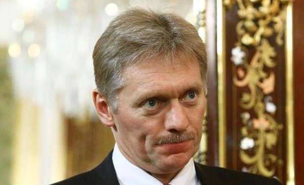 В Кремле считают абсурдом отказ Лондона в аккредитации Sputnik и RT