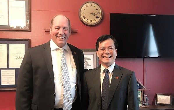 Посол Ха Ким Нгок и конгрессмен Тед Йохо обсудили вопрос сотрудничества между СРВ и США