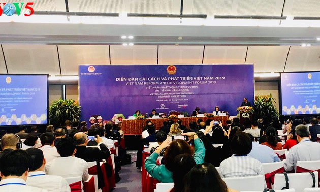 Нгуен Суан Фук принял иностранных специалистов, участвовавших во Вьетнамском форуме по реформированию и развитию 2019